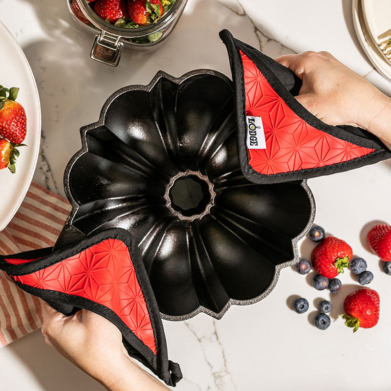 Lodge Castiron - Cast Iron Fluted Cake Pan with Red Potholders - Image 2